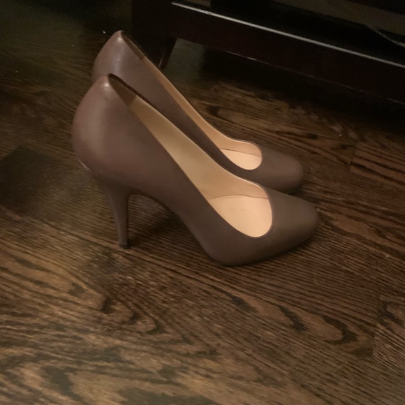 Prada size 37.5 beige heels - Picture 4 of 7